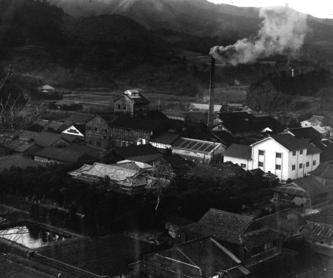 1945年の空襲で全焼した津貫工場の復旧（1947年）から2年後に、新規事業としてウイスキー製造を開始しました